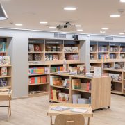 Ο καλαίσθητος χώρος του έχει σχεδιαστεί με τέτοιον τρόπο που και οι δύο όροφοι μοιράζονται ισάξια ανάμεσα στα βιβλία και στις γωνιές ανάγνωσης, δίνοντας στον επισκέπτη την αίσθηση της φιλοξενίας