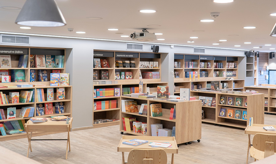 Ο καλαίσθητος χώρος του έχει σχεδιαστεί με τέτοιον τρόπο που και οι δύο όροφοι μοιράζονται ισάξια ανάμεσα στα βιβλία και στις γωνιές ανάγνωσης, δίνοντας στον επισκέπτη την αίσθηση της φιλοξενίας