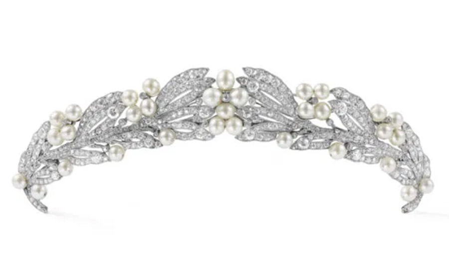 Cartier Παρίσι, ειδική παραγγελία, 1907, Πλατίνα, διαμάντια, φυσικά μαργαριτάρια. Τιάρα κατασκευασμένη για τον γάμο της Μαρίας Βοναπάρτη με τον Πρίγκιπα Γεώργιο της Ελλάδας και της Δανίας το 1907. Προέλευση: Πριγκίπισσα Μαρία Βοναπάρτη (1882–1962). Συλλογή Cartier PHOTO © Sovrintendenza Capitolina ai Beni Culturali