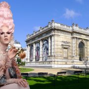 Μία καθηλωτική έκθεση στο Παρίσι εξερευνά πώς η μόδα του 18ου αιώνα εμπνέει το σήμερα