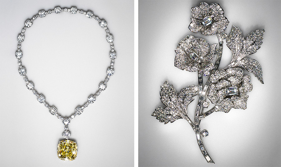 Το θρυλικό πλέον διαμάντι Tiffany 128,54 καρατίων που φόρεσε η Χέπμπορν σε σκηνή για το Breakfast at Tiffany's, στη συνέχεια ενσωματώθηκε στο κολιέ του Jean Schlumberger με το όνομα «Ribbon Rosette». Για τον εορτασμό της 175ης επετείου του οίκου κοσμημάτων το 2012, η Tiffany & Co. επανέφερε την πέτρα στο κολιέ που φαίνεται εδώ, το οποίο περιλαμβάνει περισσότερα από 100 καράτια επιπλέον διαμαντιών // Καρφίτσα από πλατίνα και διαμάντια του 1961