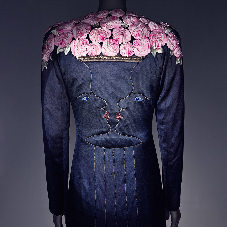 Βραδινό παλτό, σχεδιασμένο από την Elsa Schiaparelli και τον Jean Cocteau, 1937, Λονδίνο, Αγγλία © 2025 ADAGP DACS Comite Cocteau, Παρίσι. Φωτογραφία © Emil Larsson