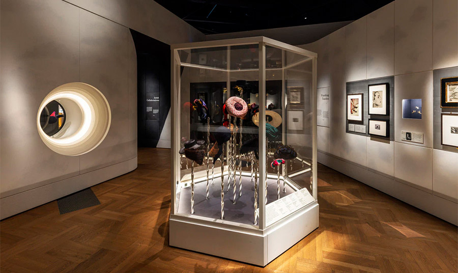 Άποψη εγκατάστασης τής έκθεσης «Schiaparelli: Η μόδα γίνεται τέχνη», στο Μουσείο V&A στο Λονδίνο (Φωτογραφία: Jamie Stoker)