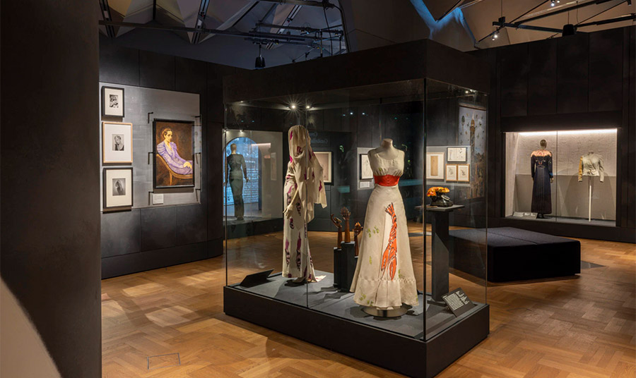 Άποψη εγκατάστασης τής έκθεσης «Schiaparelli: Η μόδα γίνεται τέχνη», στο Μουσείο V&A στο Λονδίνο (Φωτογραφία: Jamie Stoker)