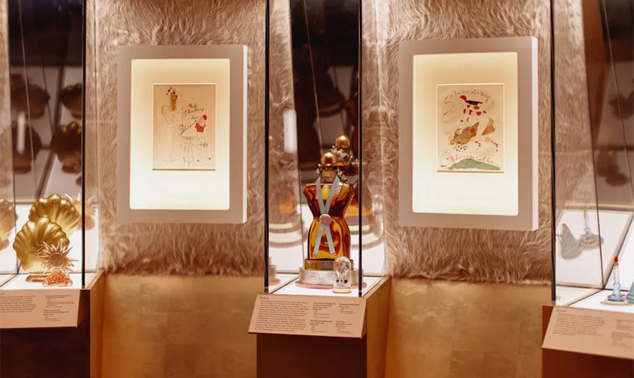 Άποψη εγκατάστασης τής έκθεσης «Schiaparelli: Η μόδα γίνεται τέχνη», στο Μουσείο V&A στο Λονδίνο (Φωτογραφία: Jamie Stoker)