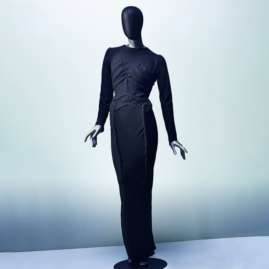 Φόρεμα σκελετός, σχεδιασμένο από την Elsa Schiaparelli και τον Salvador Dalí (1938) V&A © 2025 Salvador Dalí, Fundació Gala-Salvador Dalí, DACS. Φωτογραφία © Emil Larsson
