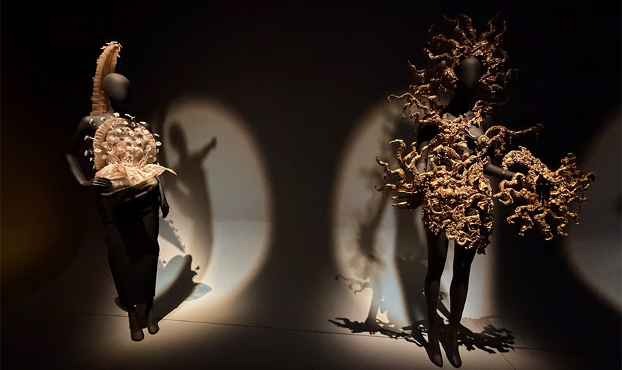 Άποψη εγκατάστασης τής έκθεσης «Schiaparelli: Η μόδα γίνεται τέχνη», στο Μουσείο V&A στο Λονδίνο (Φωτογραφία: Jamie Stoker)