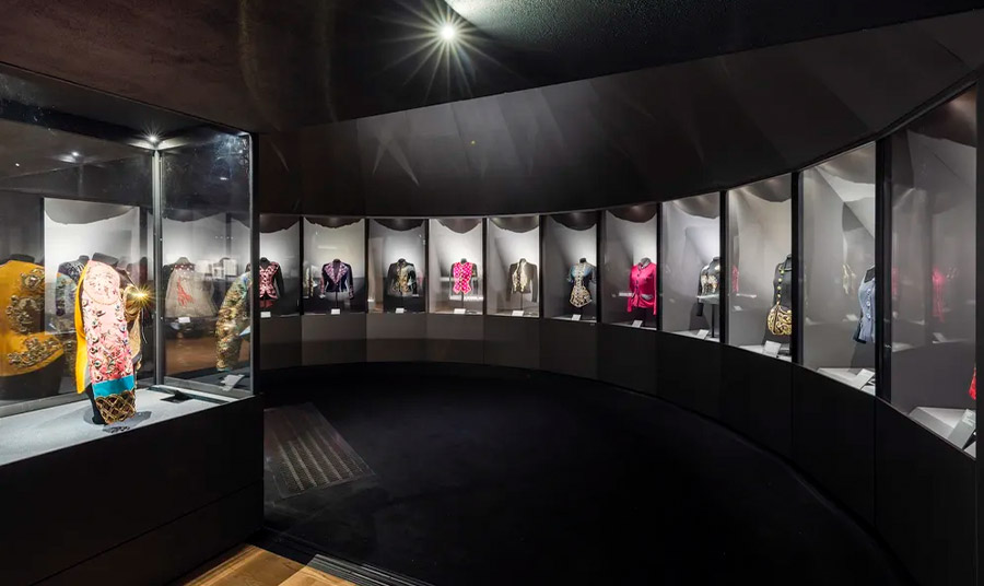 Άποψη εγκατάστασης τής έκθεσης «Schiaparelli: Η μόδα γίνεται τέχνη», στο Μουσείο V&A στο Λονδίνο (Φωτογραφία: Jamie Stoker)
