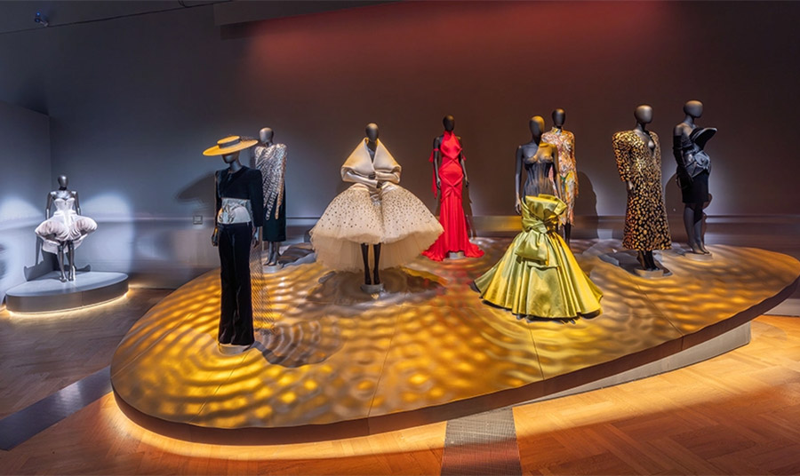 Άποψη εγκατάστασης τής έκθεσης «Schiaparelli: Η μόδα γίνεται τέχνη», στο Μουσείο V&A στο Λονδίνο (Φωτογραφία: Jamie Stoker)