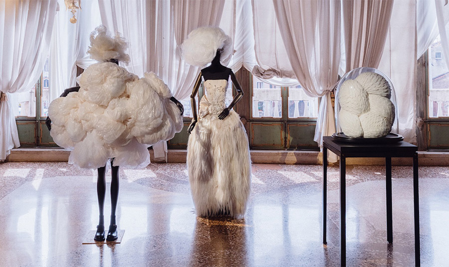 Άποψη εγκατάστασης τής έκθεσης «Schiaparelli: Η μόδα γίνεται τέχνη», στο Μουσείο V&A στο Λονδίνο (Φωτογραφία: Jamie Stoker)