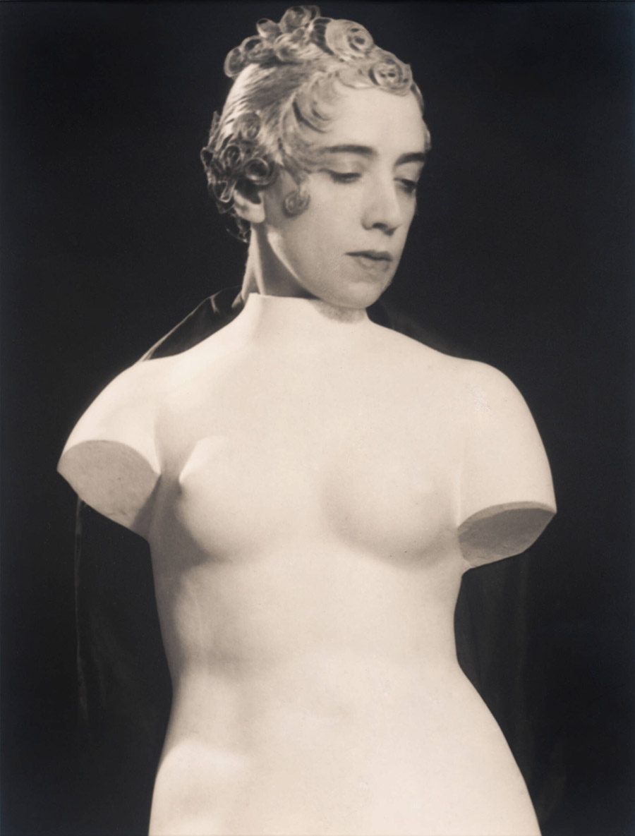 Πορτέτο της Έλσα Σκιαπαρέλι από τον Man Ray το 1933 © 2025 Man Ray 2015 Trust. DACS, Λονδίνο. Συλλογή φωτογραφιών SFMOMA. The Helen Crocker Russell and William H. and Ethel W. Crocker Family Funds purchase