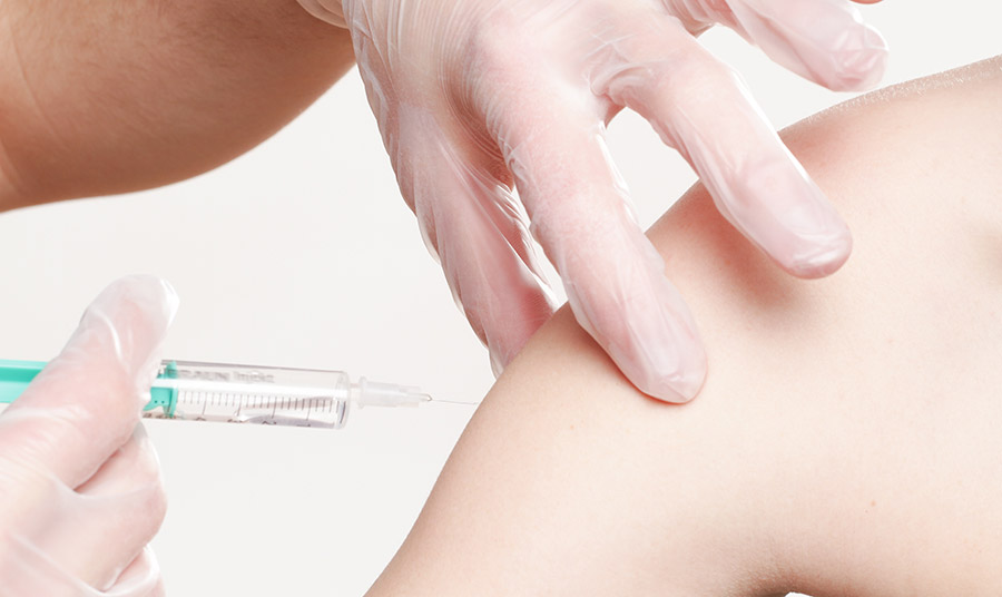 COVID-19 και εμβόλια: Επτά μύθοι και οι ιατρικές απαντήσεις