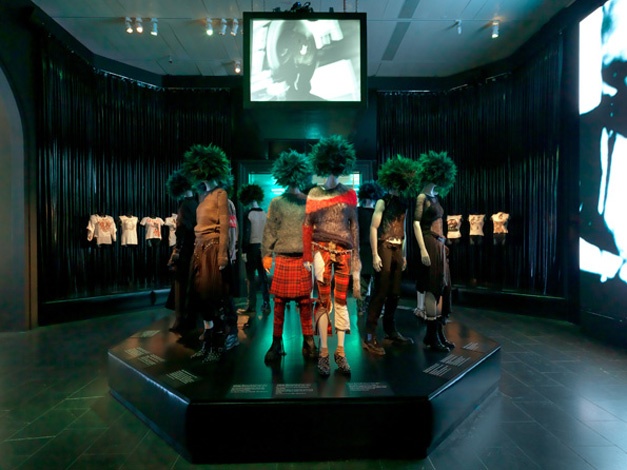 Από την έκθεση «Punk: Chaos to Couture»