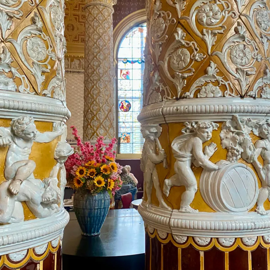 Λεπτομέρεια από τους κίονες ιωνικού ρυθμού με τις δαικοσμήσεις © Victoria and Albert Museum, London