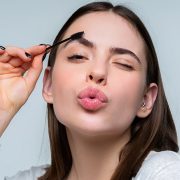 Mήπως έχετε φαγούρα στα φρύδια; Δείτε τους λόγους και τι να κάνετε!