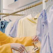 Fast fashion και βιωσιμότητα: Ποια είναι η στάση των Ελλήνων;