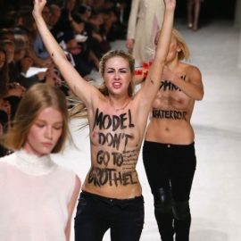 Οι FEMEN εισβάλλουν σε πασαρέλα εμπρός στα κατάπληκτα βλέμματα των παραβρισκόμενων
