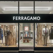 Η Ferragamo boutique ανακαινίσθηκε με σύγχρονη αισθητική και διακριτική πολυτέλεια