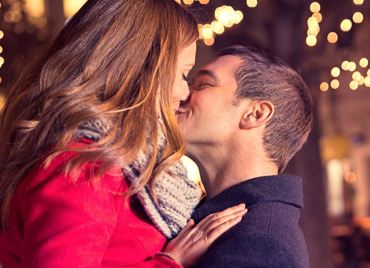 Παραμονή Πρωτοχρονιάς: Ένα φιλί με πολλή σημασία!