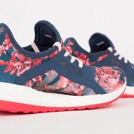 Μπλε με κόκκινα αφαιρετικά λουλούδια, Adidas