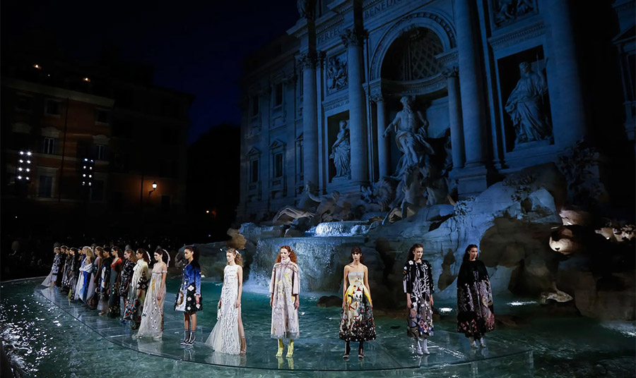 Τα μοντέλα περπάτησαν σε μια διάφανη γυάλινη πασαρέλα που έκανε να μοιάζει σαν να περπατούσαν πραγματικά στο σιντριβάνι PHOTO FENDI