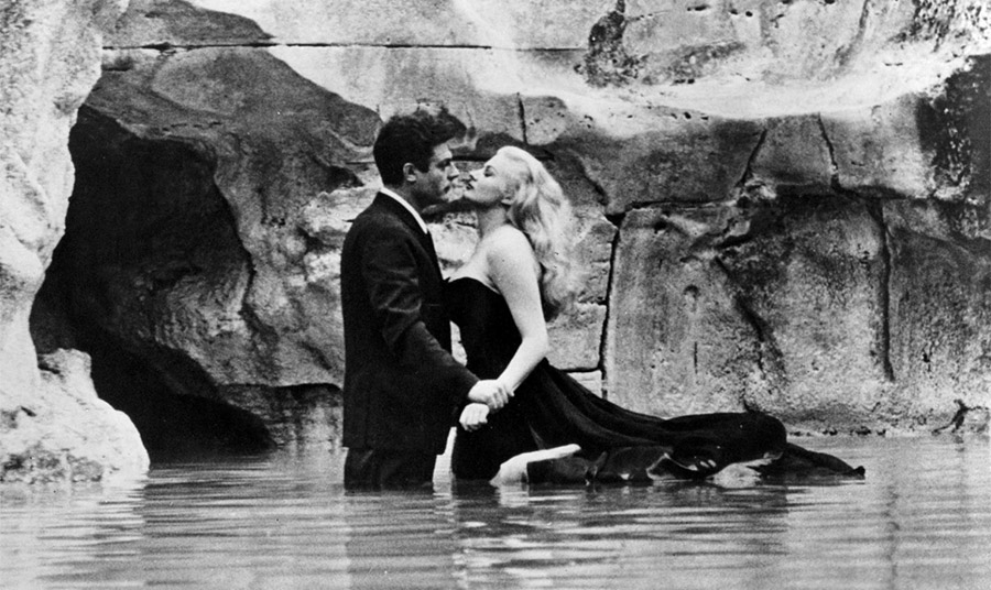H εμβληματική σκηνή από την ταινία «La Dolce Vita» με τον Μαρτσέλο Μαστρογιάννι και την Αννίτα Έκπμεργκ PHOTO WIKIMEDIA COMMONS