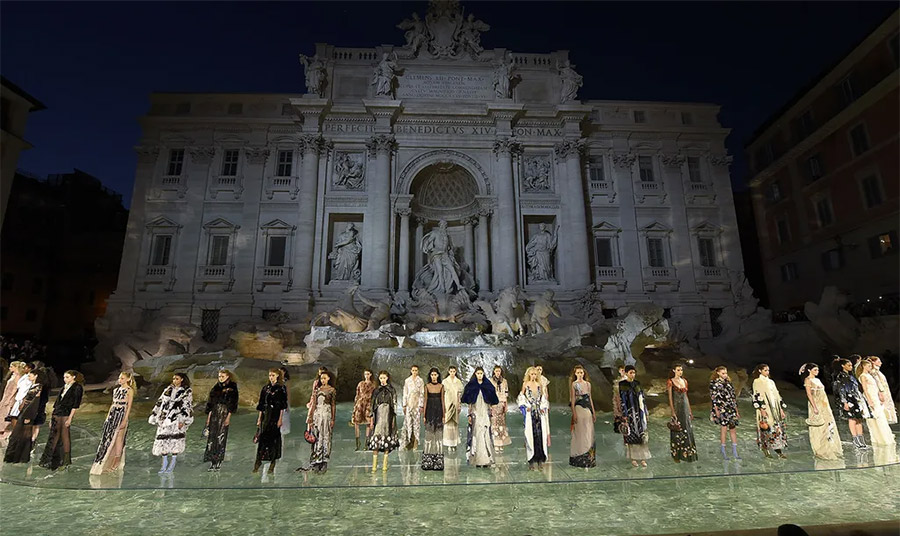 Η Φοντάνα ντι ΤρέBι αποτέλεσε το σκηνικό για το show του Karl Lagerfeld «Legends and Fairy Tales» του 2016 για τον εορτασμό των 90 χρόνων του οίκου Fendi PHOTO FENDI