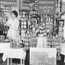 Επίδειξη προϊόντων Heinz στο κατάστημα στο Piccadilly σε παλαιότερες εποχές