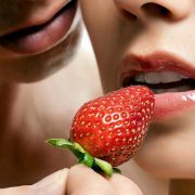 Ο θρύλος λέει ότι όταν δύο άνθρωποι μοιράζονται μια φράουλα, θα ερωτευτούν!