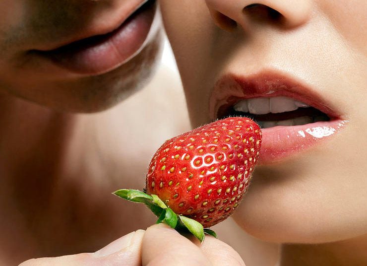 Ο θρύλος λέει ότι όταν δύο άνθρωποι μοιράζονται μια φράουλα, θα ερωτευτούν!