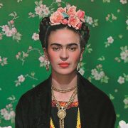 Η Frida Kahlo σε ένα παγκάκι, 1938. (Φωτ.: Νickolas Muray © The Jacques and Natasha Gelman Collection of 20th Century Mexican Art and The Verge, Nickolas Muray Photo Archives)