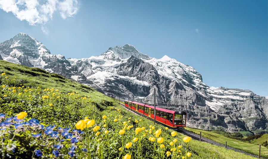 Διασχίζοντας με το τραίνο Jungfrau την περιοχή στο Lauterbrunnen  PHOTO www.myswitzerland.com