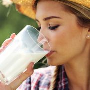 Είναι το γάλα πιο ενυδατικό από το νερό;