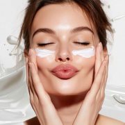 Το γαλακτικό οξύ είναι ο έξυπνος σύμμαχός σας για λαμπερή επιδερμίδα