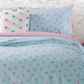 Ρομαντισμός στο έπακρο από τη σειρά Emma Aqua της Nef Nef Homeware: Σετ σεντόνια διπλά: 2 σεντόνια (200x260εκ.) +2 μαξιλ/κες (52x72εκ.) 45,00? ή Σετ σεντόνια υπ/πλα: 2 σεντόνια (240x260εκ.) +2 μαξιλαροθήκες (52x72εκ.) 49,00?, όλα από 100% βαμβάκι και 144 κλωστές