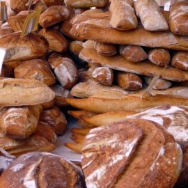 Υπέροχα, λαχταριστά είδη σπιτικού ψωμιού στην υπαίθρια αγορά της Revel όπου επιδοθήκαμε σε ψώνια