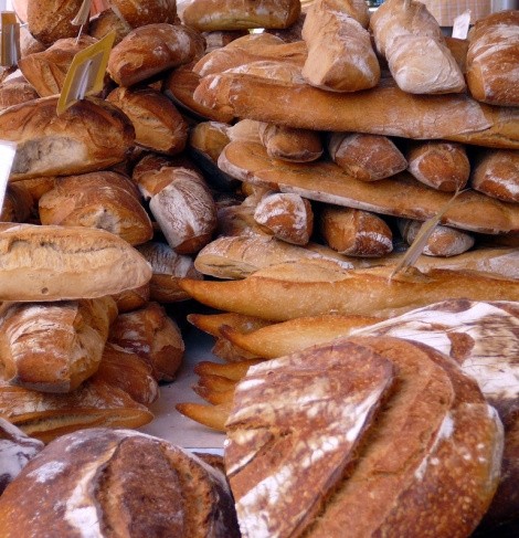 Υπέροχα, λαχταριστά είδη σπιτικού ψωμιού στην υπαίθρια αγορά της Revel όπου επιδοθήκαμε σε ψώνια