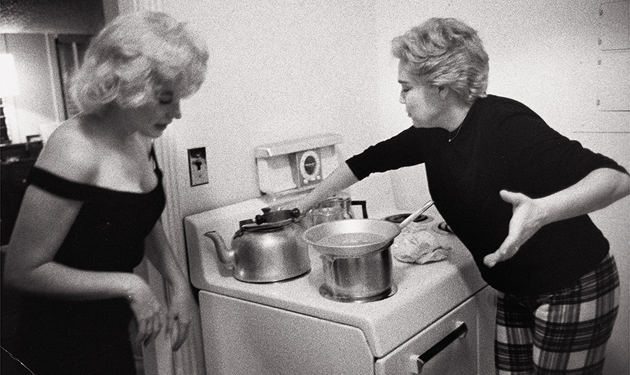 Η Μέριλιν μαγειρεύει με τη Σιμόν Σινιορέ για ένα δείπνο στη σουίτα του ξενοδοχείου Montand όπου διέμεναν κατά τη διάρκεια των γυρισμάτων της ταινίας «Let's Make Love», 1960. Photo by Bruce Davidson