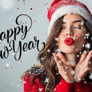 Πρωτοχρονιά: Γιατί φιλιόμαστε με τους αγαπημένους μας όταν αλλάζει ο χρόνος;