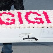 Τα λουλούδια που στόλιζαν τον χώρο των γενεθλίων της Gigi