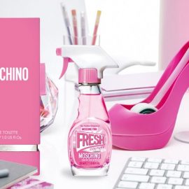 Η ιστορία του διάσημου πλέον ανατρεπτικού μπουκαλιού που μοιάζει με σπρέι καθαρισμού εντυπωσιάζει! Το Moschino Pink Fresh Couture αποπνέει θηλυκότητα και ένα δροσερό λουλουδάτο άρωμα και θα γίνει το νέο αντικείμενο του πόθου μας και στο γραφείο!