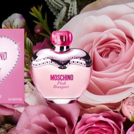 Πολύ θηλυκό, παιχνιδιάρικο, φωτεινό, μία έκρηξη ενέργειας και γλυκιάς φρεσκάδας. Το μπουκάλι Pink bouquet Moschino είναι μία πανέμορφη ροζ καρδιά με κρυστάλλινα στοιχεία. Ένα φρουτώδες λουλουδάτο άρωμα, λαμπερό όσο και η γυναίκα που το φορά!