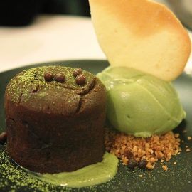 Εξαιρετικό το Chocolate Green Tea Lava Cake με πράσινο τσάι και σοκολάτα του Spot Dessert Bar