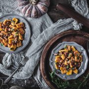 Νιόκι κολοκύθας με καφέ βούτυρο εστραγκόν και φουντούκια: Ένα πιάτο γεμάτο ζεστασιά
