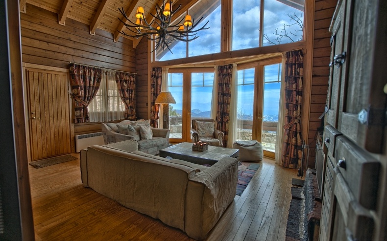 Ο χώρος υποδοχής του Grand Chalet με τρεις κρεβατοκάμαρες, απλά το «κόσμημα» του συγκροτήματος