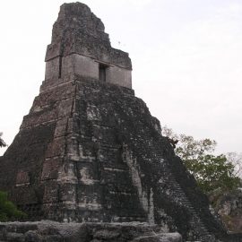 Πυραμοειδής ναός στο Τικάλ
