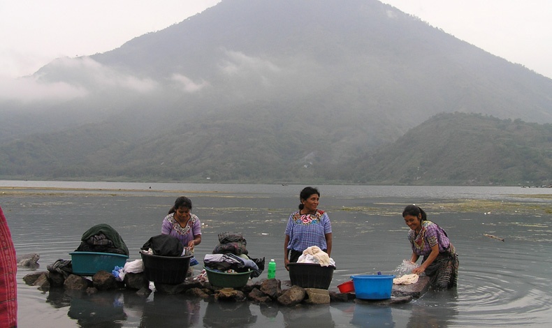 Ινδιάνες Μάγια πλένουν τα ρούχα τους στη λίμνη Ατιτλάν