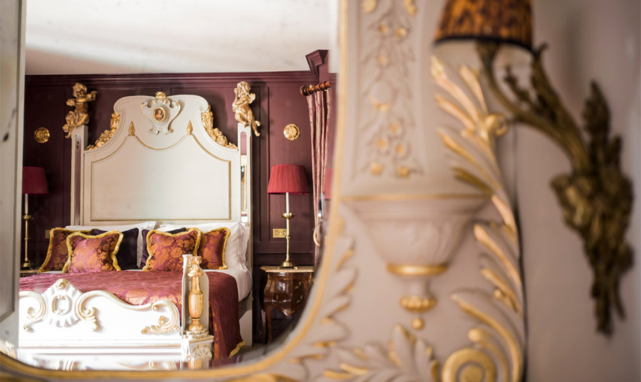 Η σουίτα δεν πήρε το όνομά της απλώς από την Theresa Cornelys, αλλά σχεδιάστηκε έχοντας κατά νου αυτήν με τα χρυσά φύλλα, τα κόκκινα και τα βελούδινα και άλλους τόνους boudoir