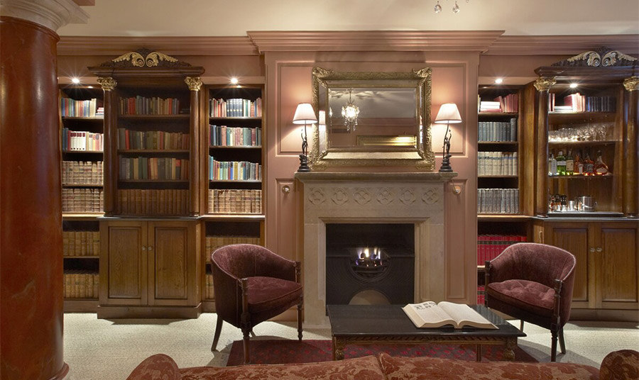 Βιβλιοθήκες πλαισιώνουν το lobby του Hazlitt’s