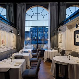 Το εστιατόριο Borgo San Jacopo, βραβευμένο με 1 αστέρι Michelin κλέβει τις εντυπώσεις των επισκεπτών με τον σεφ Peter Brunel να προσφέρει γαστρονομικές εμπειρίες μέσα από πιάτα που αφήνουν το αποτύπωμα του δημιουργού τους